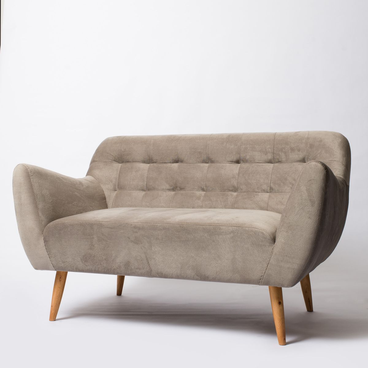 Minkšta sofa ant medinių kojelių